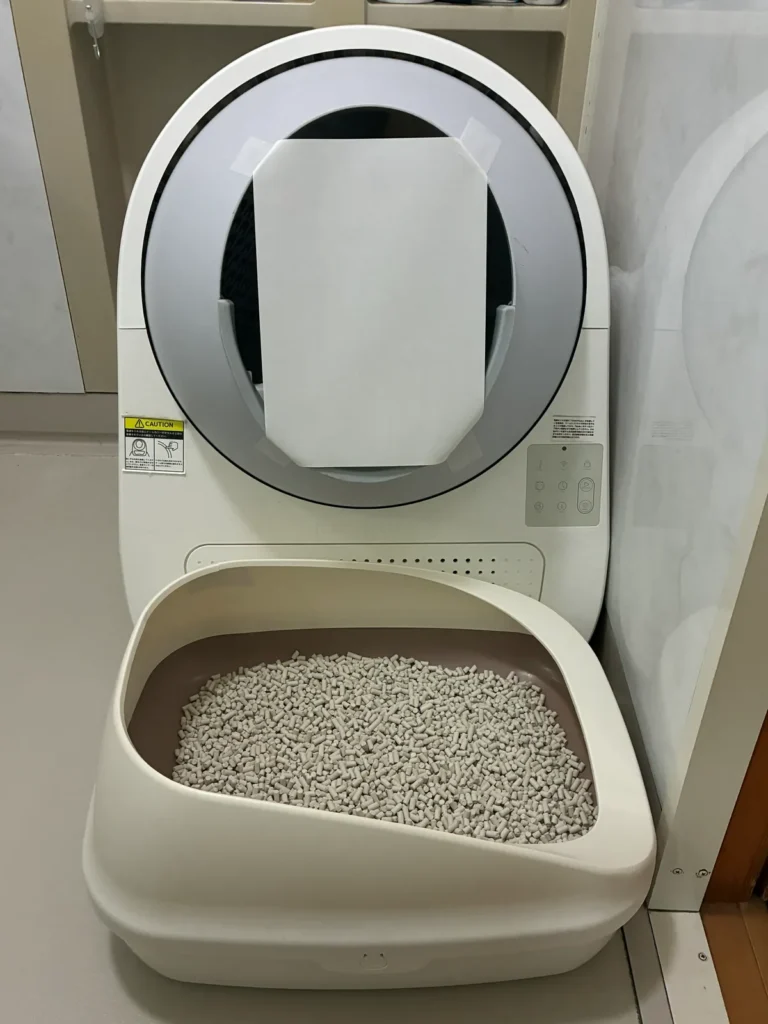 入り口を紙でふさいだ自動トイレと、その前に設置したデオトイレ